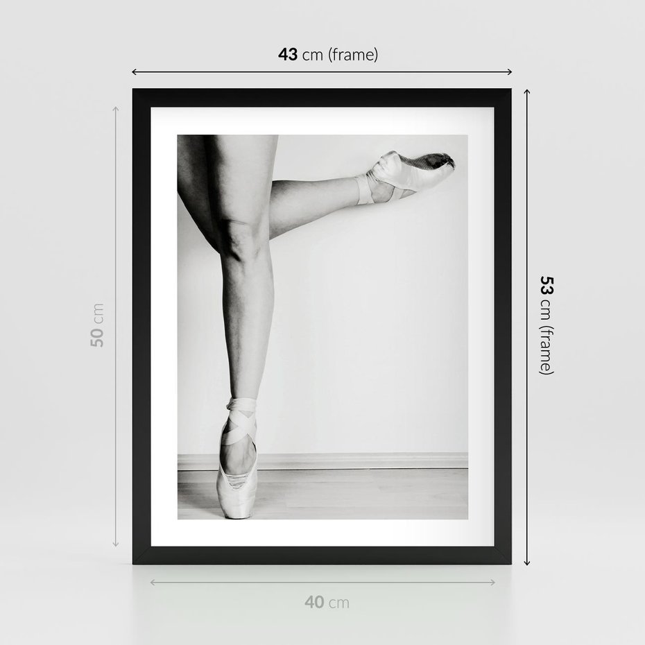 Plakat w ramie 40x50 - Tańcząca Delikatność - artystyczne zdjęcie, odcienie szarości - rama czarna