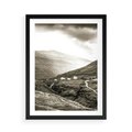 Plakat w ramie 50x70 - Domki w Górach - czarno biała fotografia, górski pejzaż - rama czarna