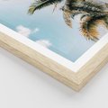 Plakat w ramie 50x70 - Pod Błękitnym Niebem - palmy, ujęcie z dołu - rama drewno