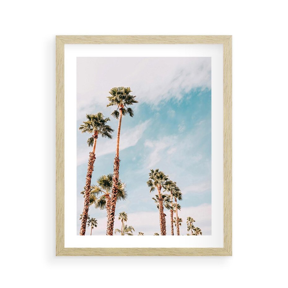 Plakat w ramie 40x50 - Tropikalna Sielskość: Palmy i Błękitne Niebo - palmy na tle błękitnego nieba - rama drewno
