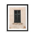 Plakat w ramie 40x50 - Urok Starego Okna z Zielonymi Okiennicami - stare okno, kamienica - rama czarna