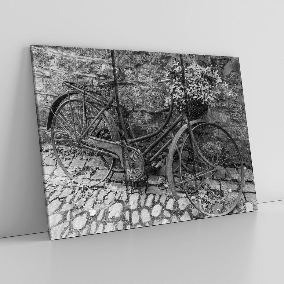 Obraz na płótnie 120x80 - Zapomniany Urok - czarno biała fotografia, stary rower oparty o mur