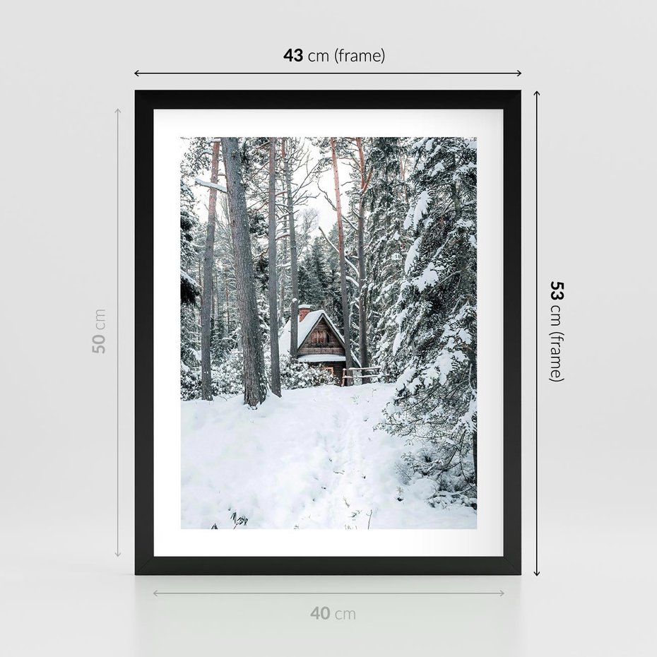 Plakat w ramie 40x50 - Spokój Zimowej Przygody w Lesie - domek w górach w lesie, zima - rama czarna