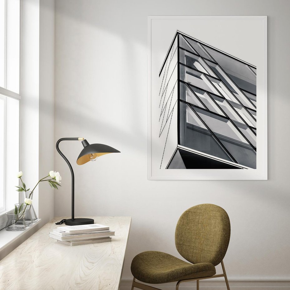 Plakat w ramie 50x70 - Architektura Przyszłości: Czarno-Białe Ujęcie - nowoczesna architektura, czarno białe zdjęcie - rama biała