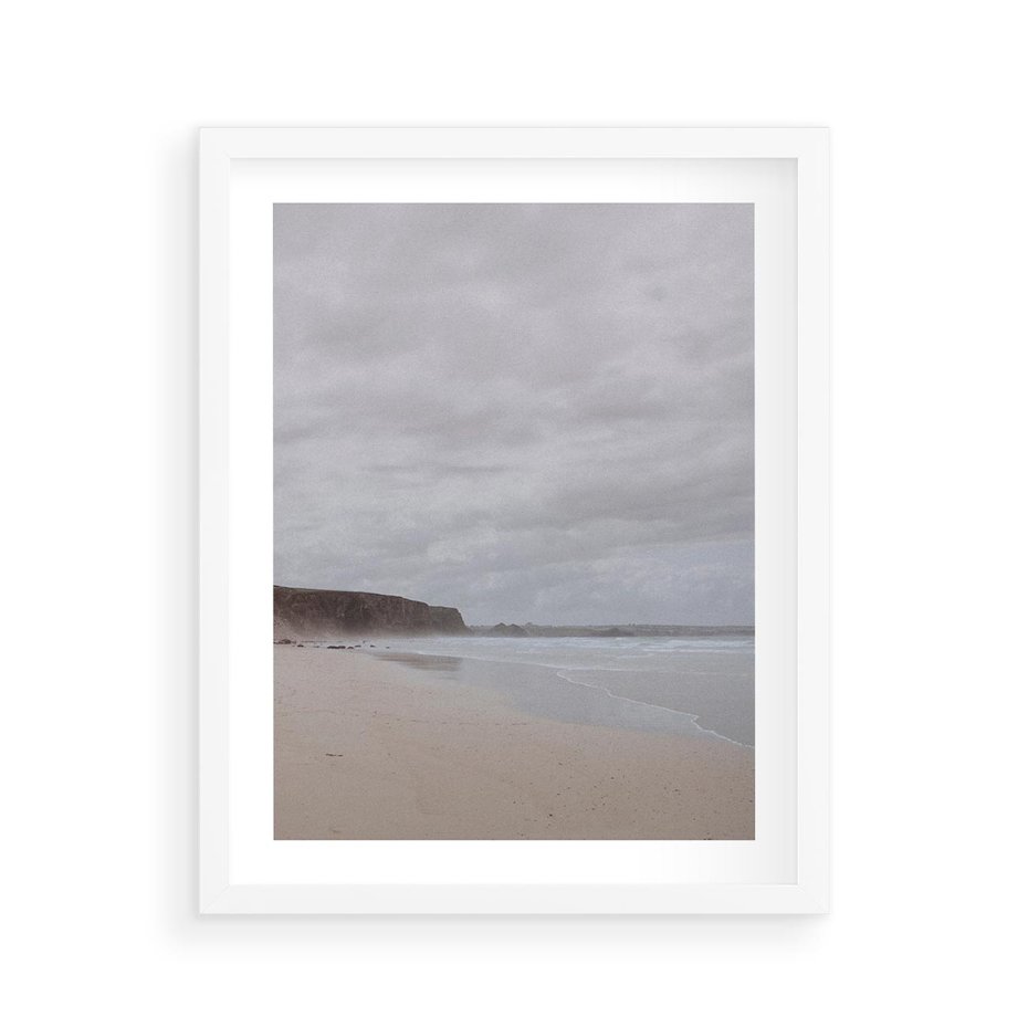 Plakat w ramie 40x50 - Mglista plaża - plaża, mgła - rama biała
