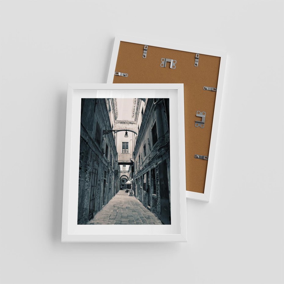Plakat w ramie 30x40 - Odkryj tajemnice miasta - uliczka, perspektywa - rama biała