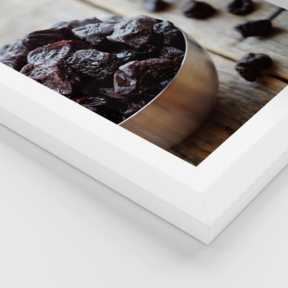 Plakat w ramie 50x70 - Smakowite rodzynki na talerzu - rodzynki, jedzenie - rama biała