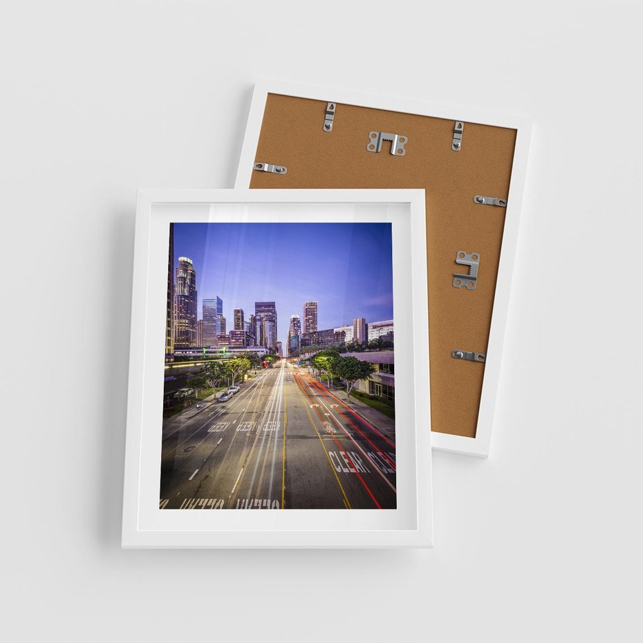 Plakat w ramie 40x50 - Światło nocnej ulicy - miasto, nocą - rama biała
