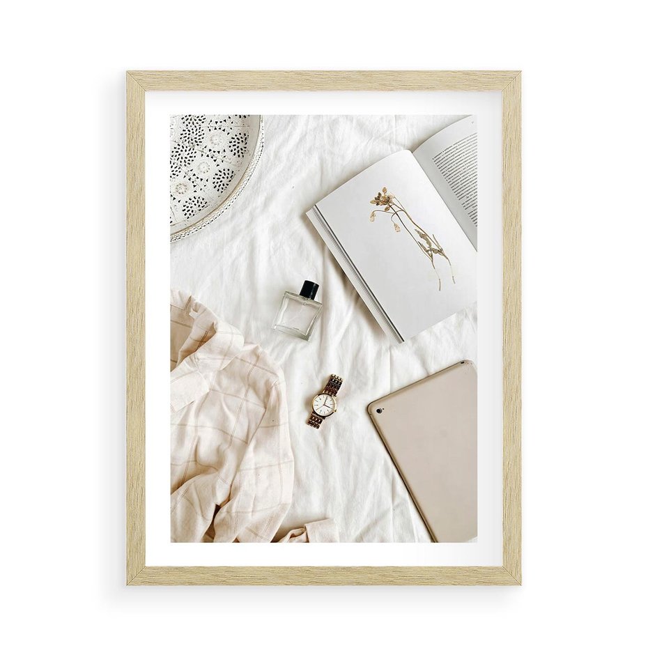 Plakat w ramie 50x70 - Perfumy, Książka i Moda - kobieca kompozycja, perfumy - rama drewno
