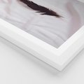 Plakat w ramie 50x70 - Prosta Elegancja - czarne pióro na białej pościeli, minimalizm - rama biała