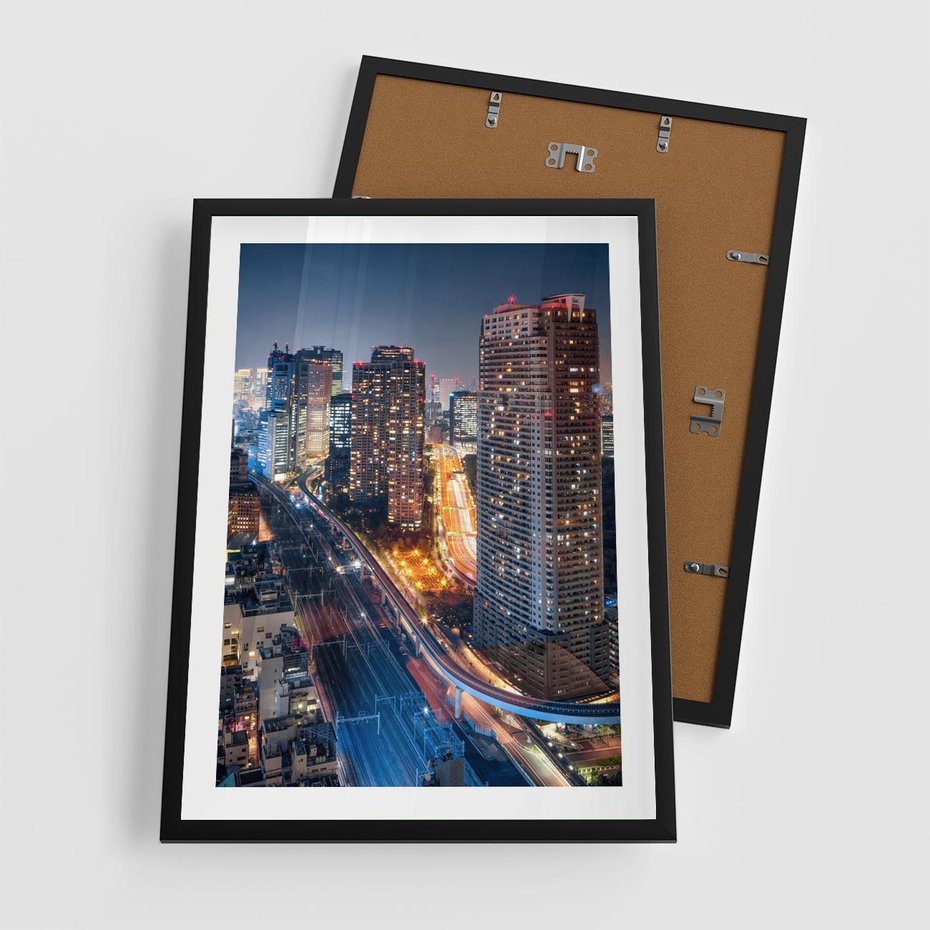Plakat w ramie 50x70 - Miasto nocą z wieżowcami w tle - miasto, nocą - rama czarna