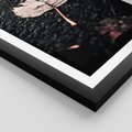 Plakat w ramie 30x40 - Jesień w Detalu: Liść na Mokrej Drodze - liść, jesień - rama czarna