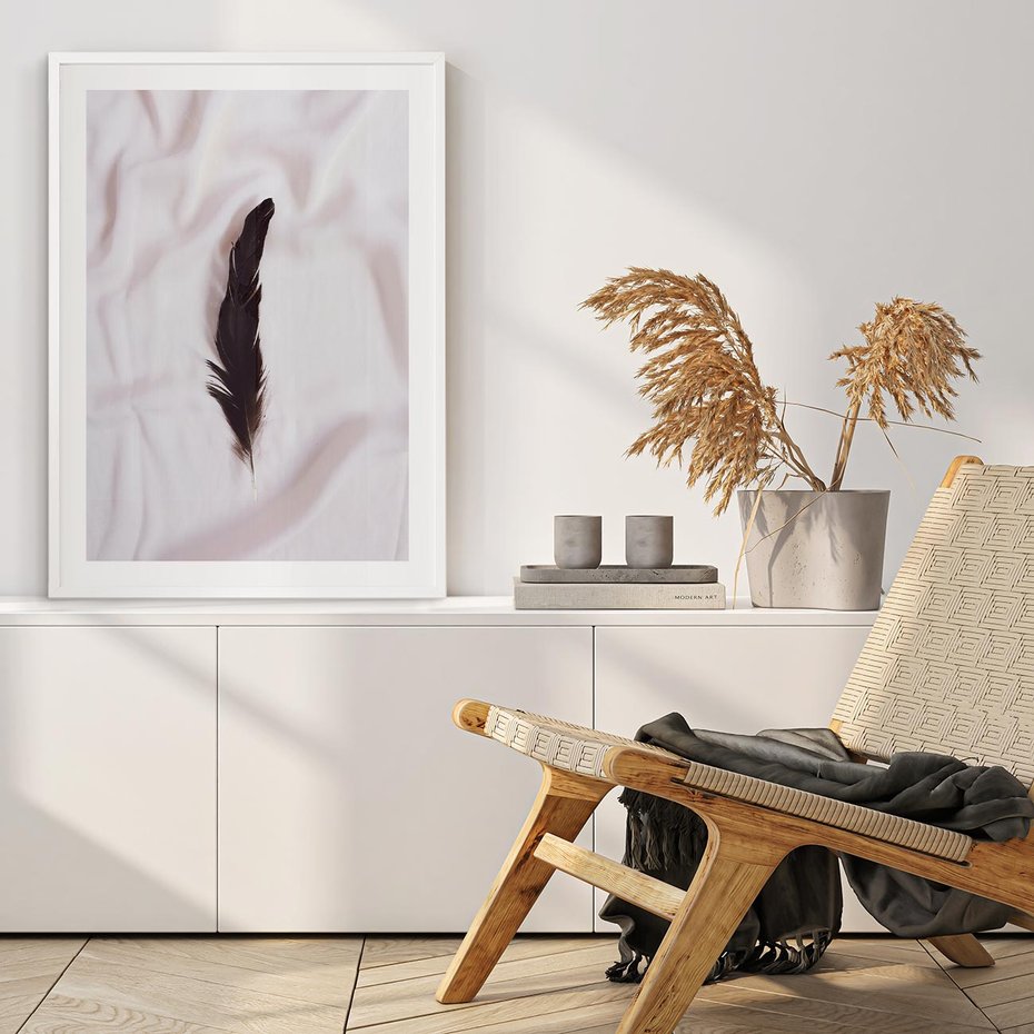 Plakat w ramie 40x50 - Prosta Elegancja - czarne pióro na białej pościeli, minimalizm - rama biała