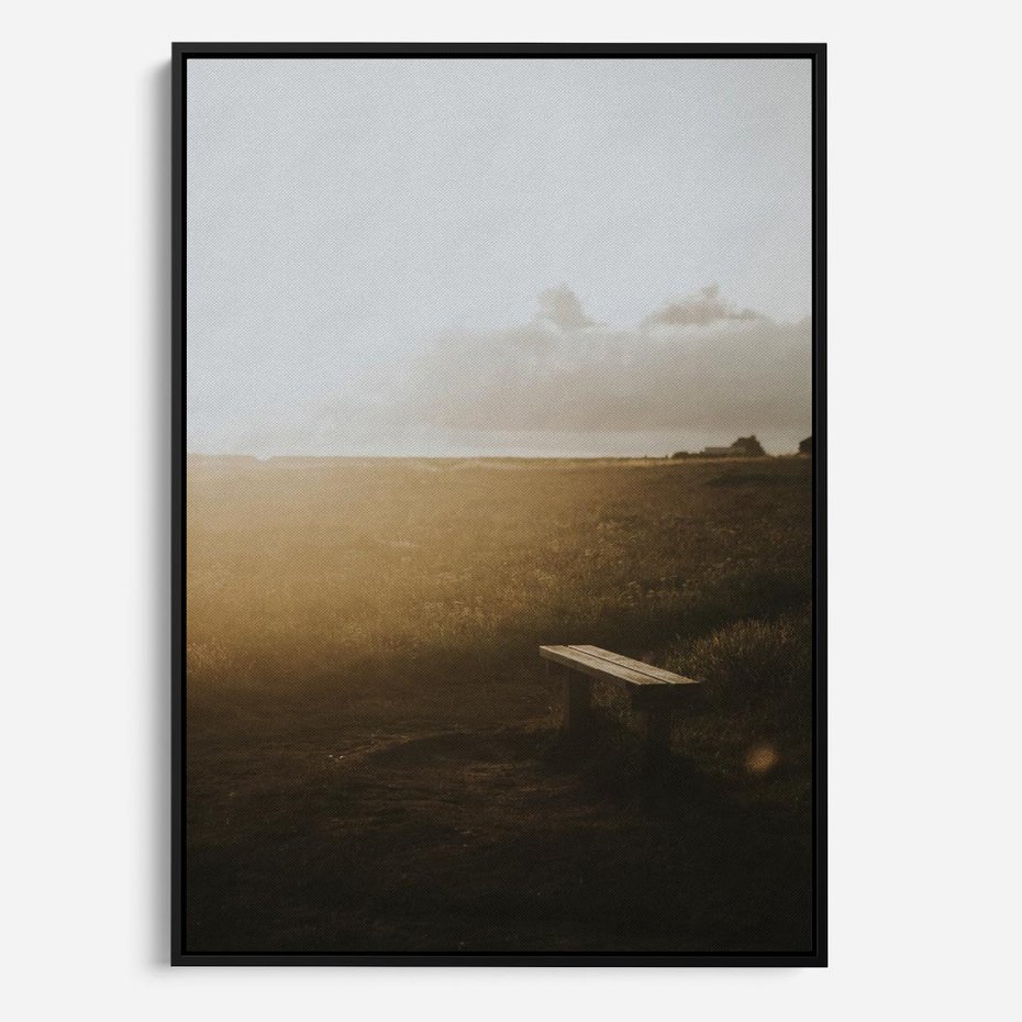 Obraz w ramie 70x100 - Mglisty zachód słońca na ławeczce - mgła, zachód - rama czarna