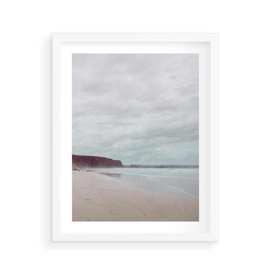 Plakat w ramie 40x50 - Mglista Plaża - plaża, mglisty krajobraz - rama biała