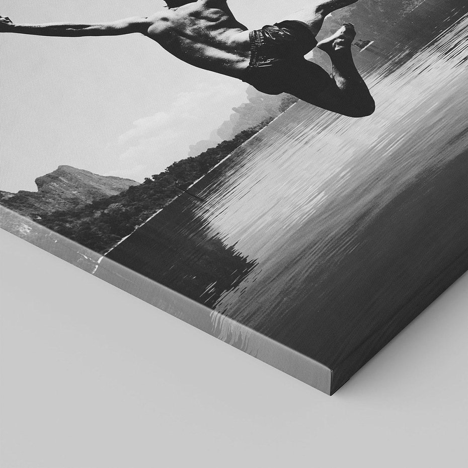 Obraz na płótnie 40x40 - Beztroska Chwila - czarno biała fotografia, mężczyzna wesoło wskakuje do keziora w górach