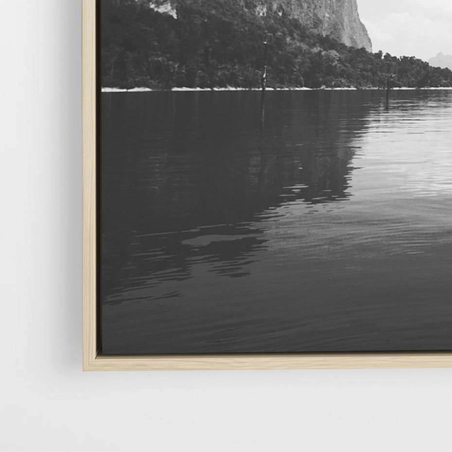 Obraz w ramie 70x50 - Beztroska Chwila - czarno biała fotografia, mężczyzna wesoło wskakuje do keziora w górach - rama drewno