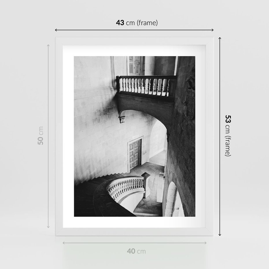 Plakat w ramie 40x50 - Po Schodach w Dół - czarno białą fotgrafia, zakręcone schody w starek kamienicy - rama biała