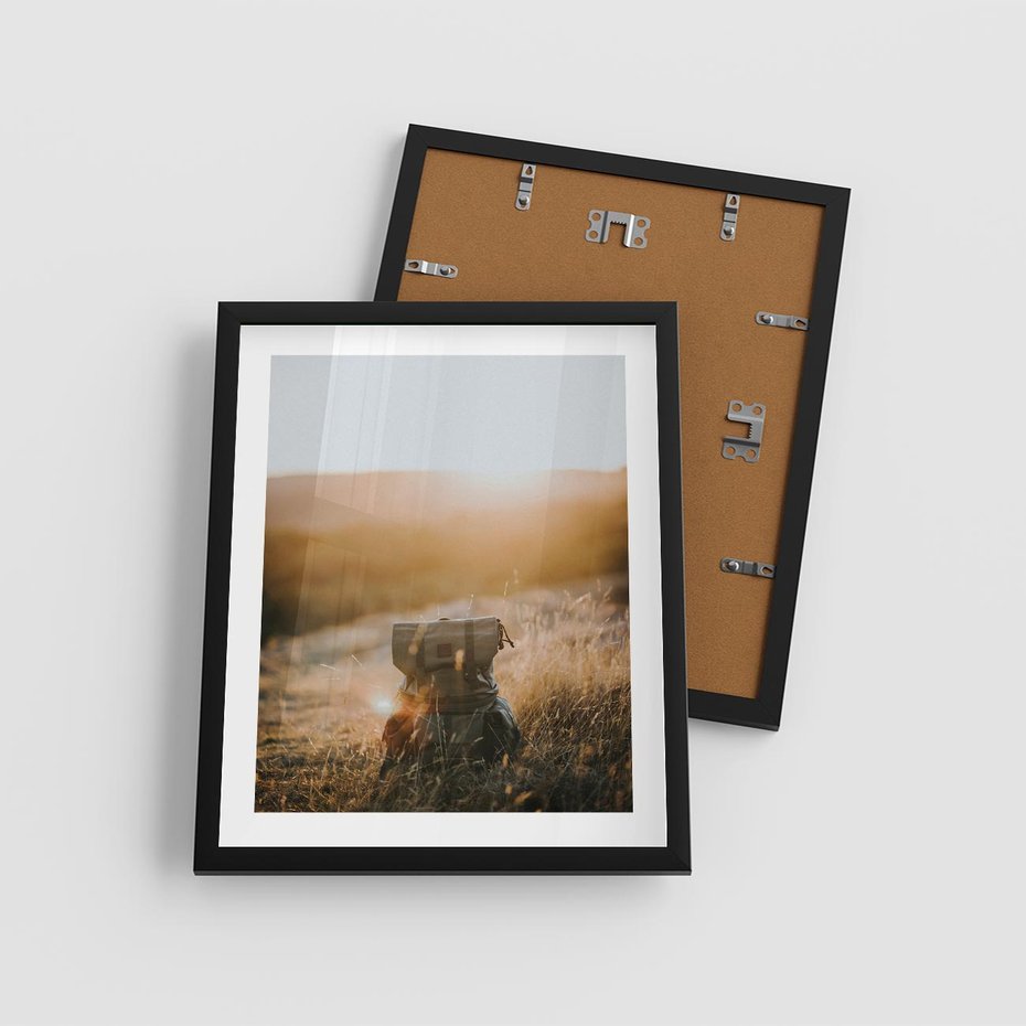 Plakat w ramie 40x50 - Podróżniczy bukiet na łące - plecak, podróż - rama czarna