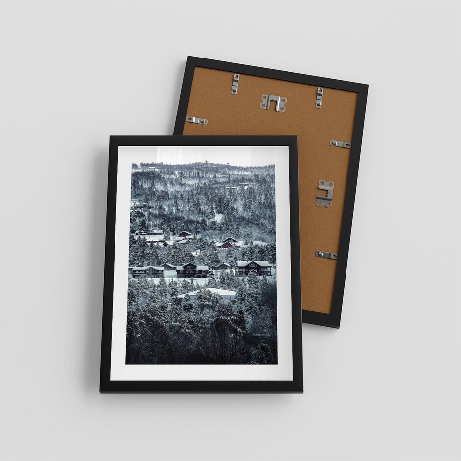 Plakat w ramie 30x40 - Domki w Chmurach - górski zimowy krajobraz, dommki na wzgórzach - rama czarna