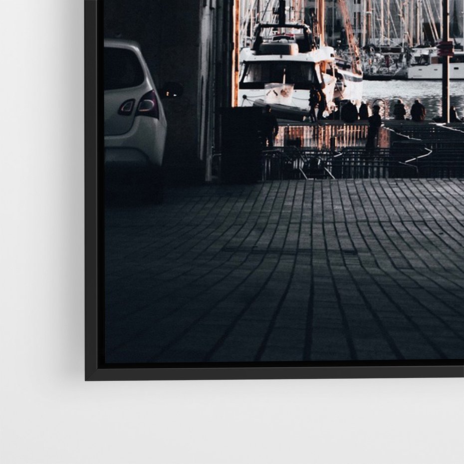 Obraz w ramie 50x70 - Światło Portowe - czarno białe zdjecie, uliczka w nadmorskim mieście - rama czarna