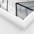 Plakat w ramie 50x70 - Elegancja Współczesnej Architektury: Wieżowiec w Monochromii - nowoczesna architektura, czarno biała fotografia - rama biała