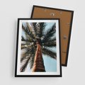 Plakat w ramie 50x70 - Rajskie Inspiracje: Palma na Niebie - palma, na tle nieba - rama czarna