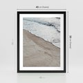 Plakat w ramie 40x50 - Brzeg Morza: Malownicza Plaża i Fale - morze, plaża - rama czarna