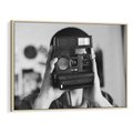 Obraz w ramie 120x80 - Mężczyzna za Aparatem - czarno białe zdjęcie, portret - rama drewno