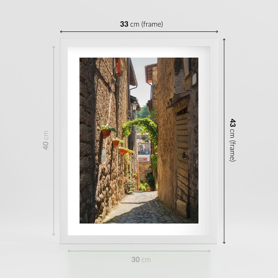 Plakat w ramie 30x40 - Włoska uliczka w perspektywie - Włochy, uliczka - rama biała