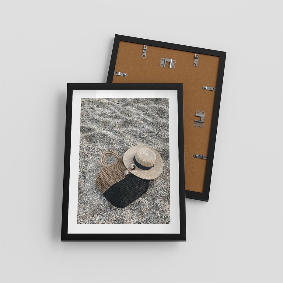 Plakat w ramie 30x40 - Plażowe Przygotowania - torba plażowa, kapelusz - rama czarna