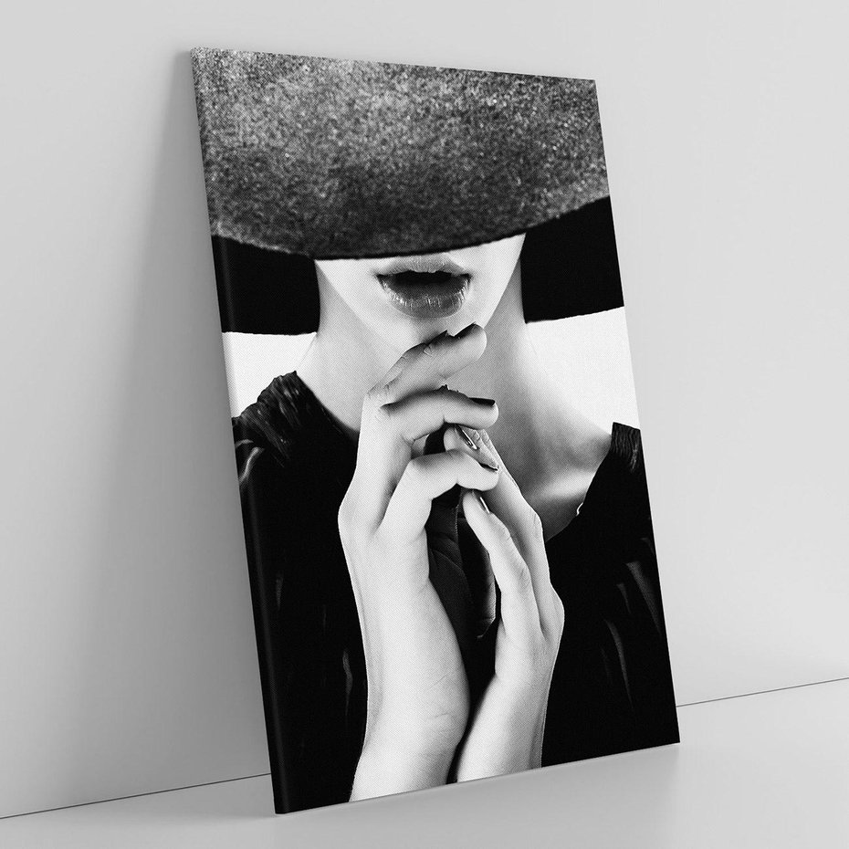 Obraz na płótnie 50x70 - Czarna Elegancja - fotografia czarno biała, zbliżenie portret kobiety w czerni