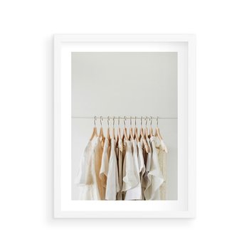 Plakat w ramie 30x40 - Elegancja Prostoty - ubrania, modowa fotografia - rama biała