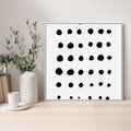 Obraz w ramie 50x50 - Refleksje Światła - minimalistyczna kompozycja, czarne kropkina białym tle - rama biała