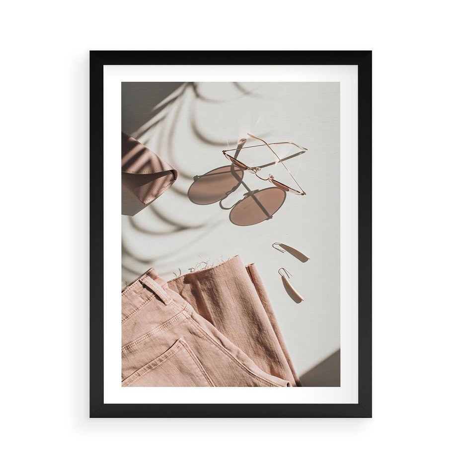Plakat w ramie 50x70 - Urok Pudrowego Różu - zdjęcie, moda - rama czarna