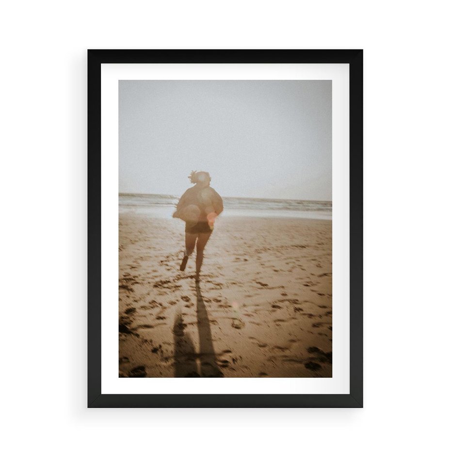 Plakat w ramie 50x70 - O Zachodzie Słońca - klimatyczna fotografia, postać biegnie po plaży - rama czarna