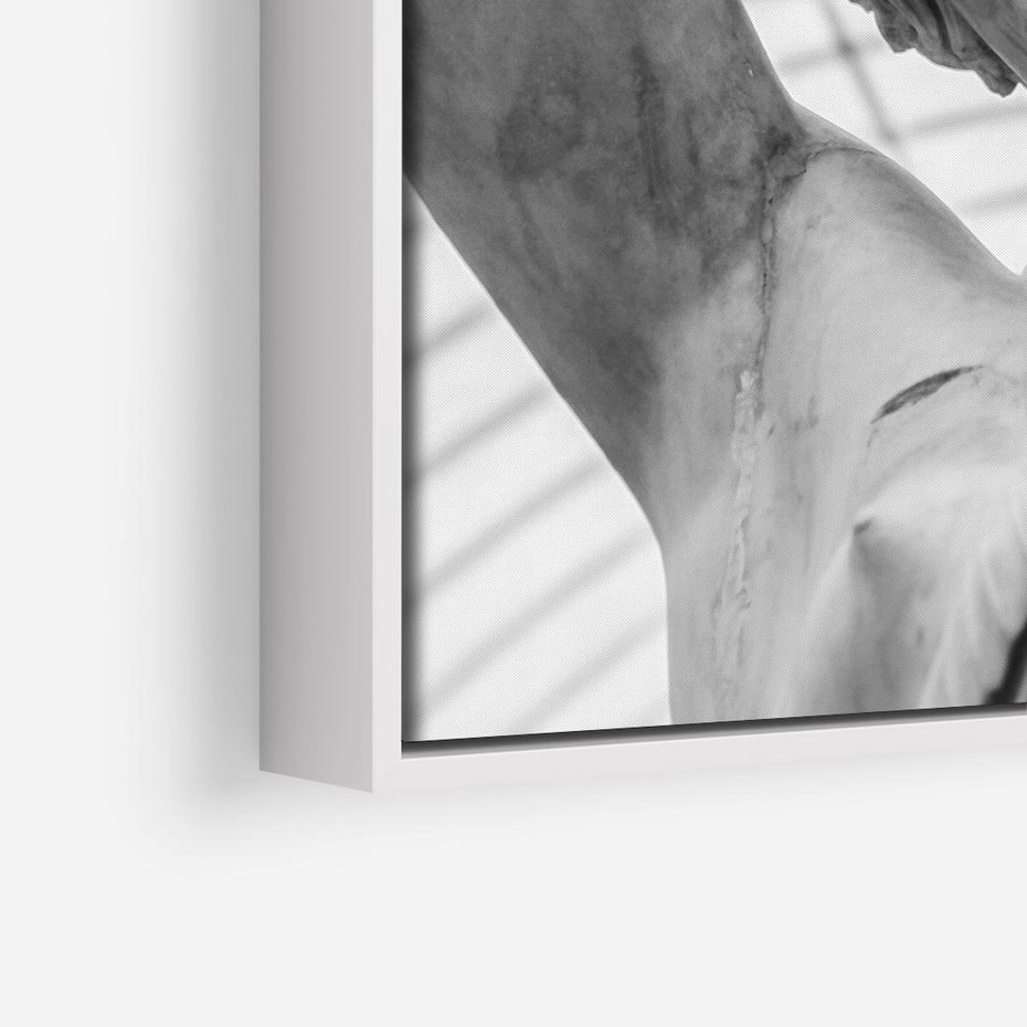 Obraz w ramie 50x50 - Zaklęta w Kamieniu - antyczna rzeźba kobiety na fotografii, czarno biała - rama biała