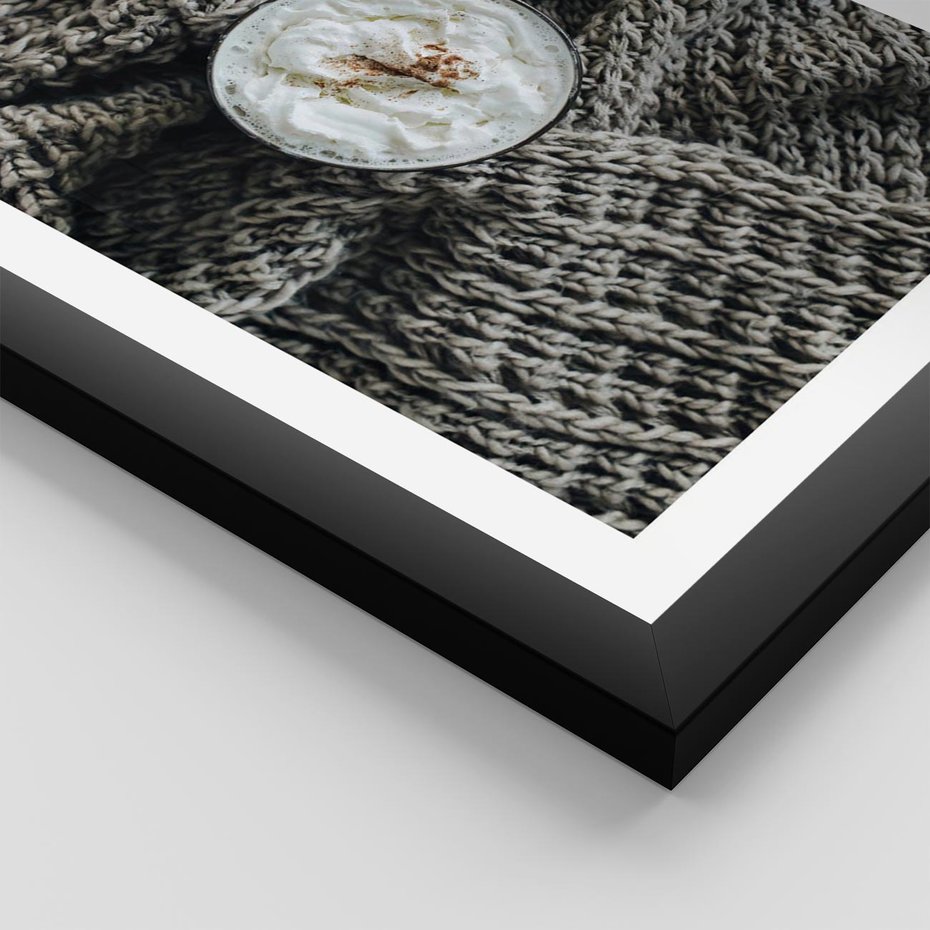 Plakat w ramie 40x50 - Relaks z Kawą i Kocem - ciepły wełniany koc, kawa z bitą śmietaną - rama czarna