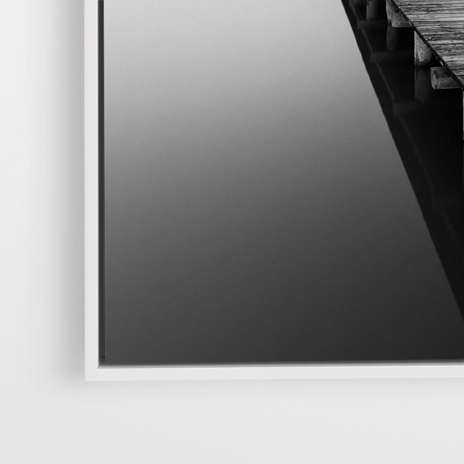 Obraz w ramie 50x50 - Mglista Perspektywa - czarno biała fotografia, drewniany pomost na jeziorze - rama biała