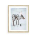 Plakat w ramie 30x40 - Magia Świąt - renifer na śniegu, śnieg - rama drewno