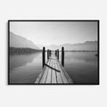 Obraz w ramie 100x70 - Spokojna Przystań - czarno biała fotografia, drewniany pomost na jeziorze - rama czarna