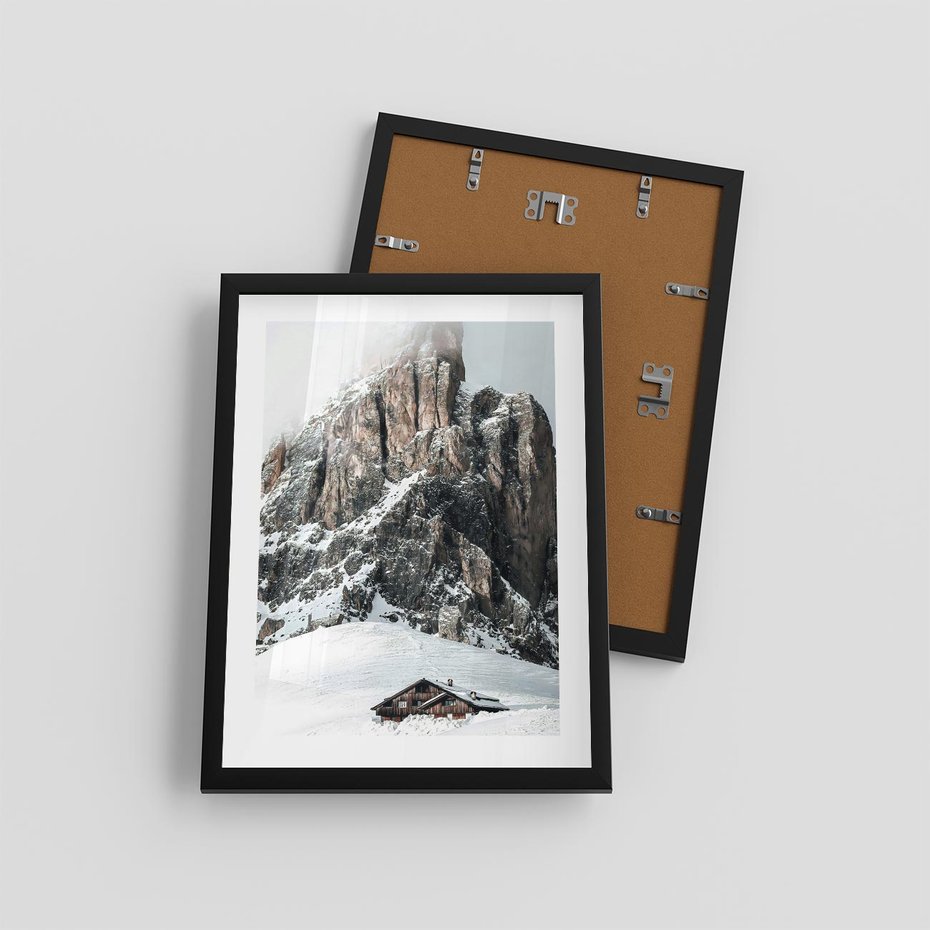 Plakat w ramie 30x40 - Górski Raj z Chatką - górskie szczyty, ośnieżone góry - rama czarna