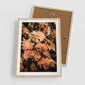 Plakat w ramie 50x70 - Ciepło Jesieni - jesienne pomarańczowe liśćie, jesień - rama drewno