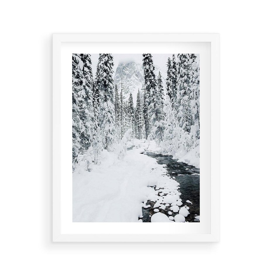 Plakat w ramie 40x50 - Spokój Zimowego Lasu w Górach - zima w lesie, w górach - rama biała
