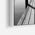 Obraz w ramie 50x70 - Spokojna Przystań - czarno biała fotografia, drewniany pomost na jeziorze - rama biała