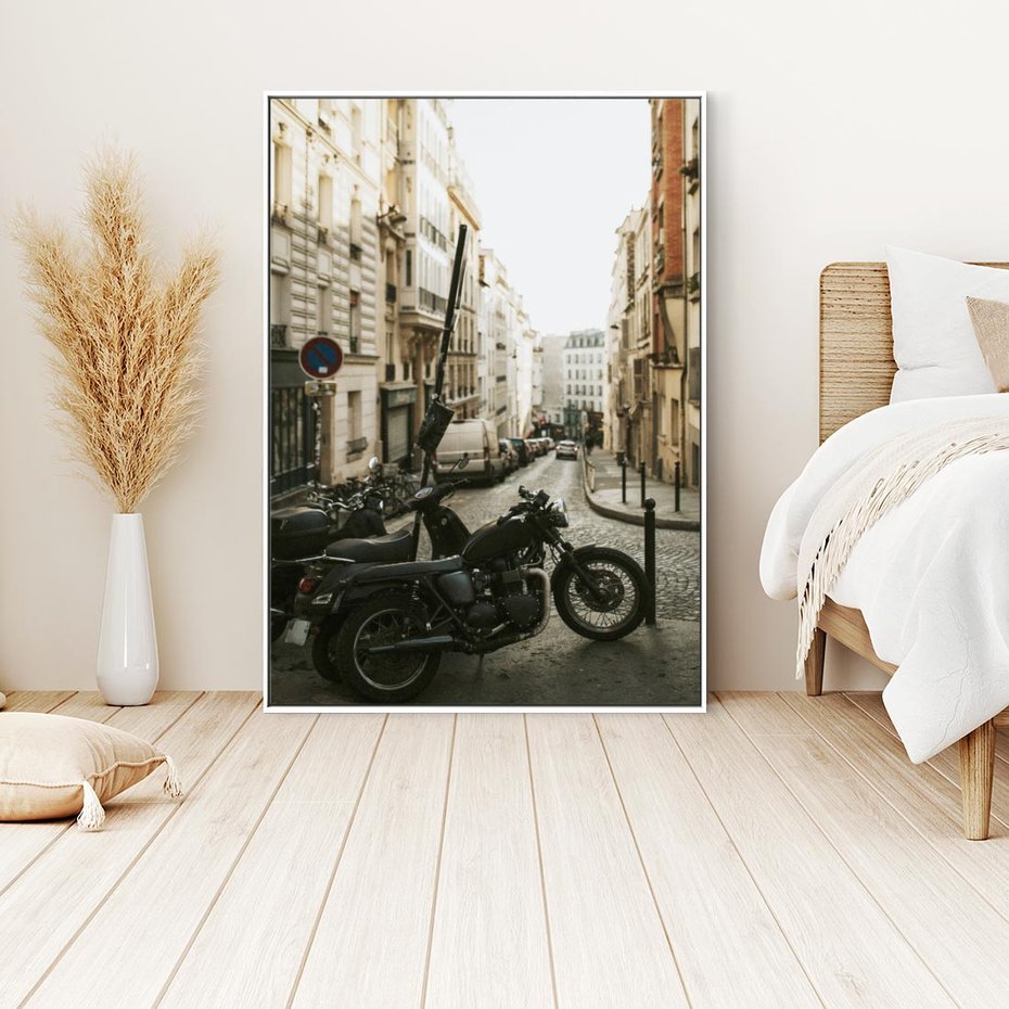 Obraz w ramie 50x70 - Ducha Przygody - motor, uliczka - rama biała