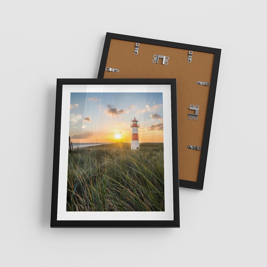 Plakat w ramie 40x50 - Magia latarni przy zachodzie - latarnia, zachód - rama czarna