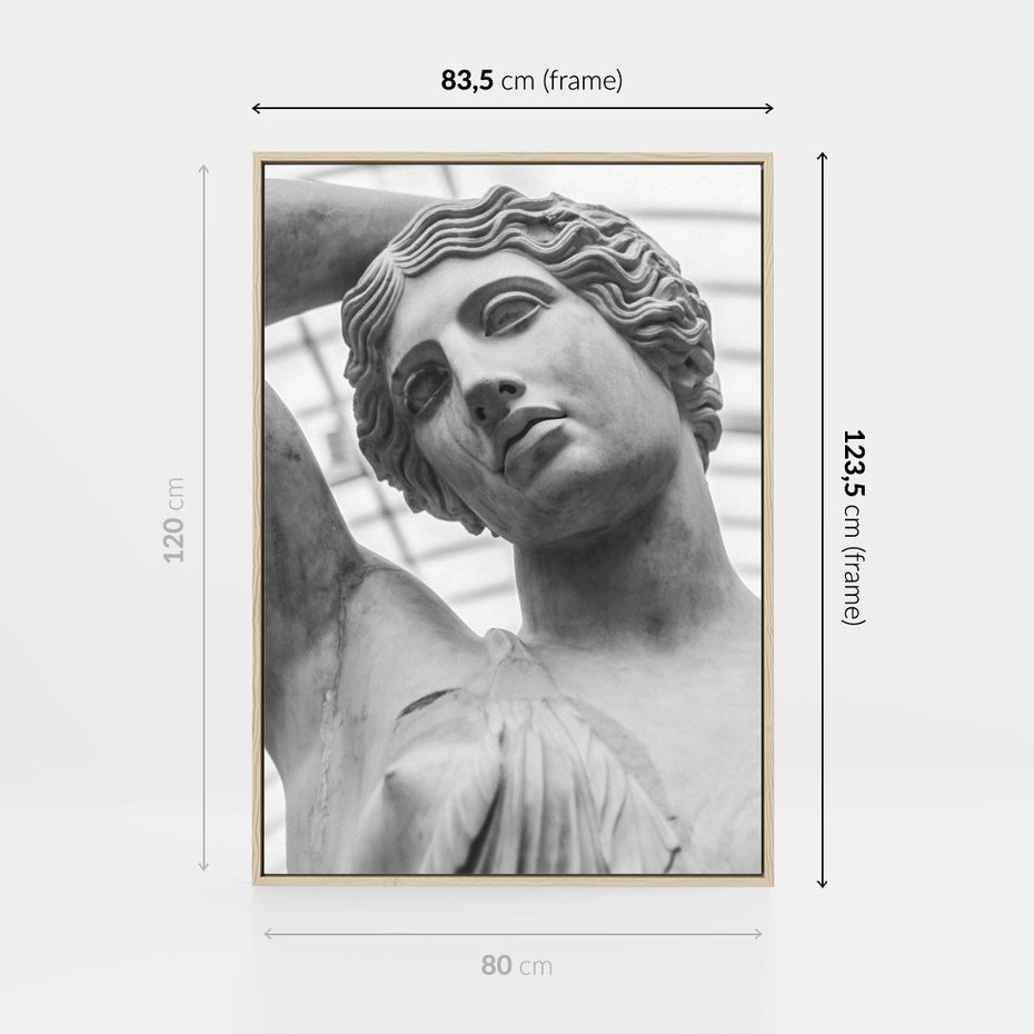 Obraz w ramie 80x120 - Zaklęta w Kamieniu - antyczna rzeźba kobiety na fotografii, czarno biała - rama drewno