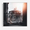 Obraz w ramie 80x80 - Światło Portowe - czarno białe zdjecie, uliczka w nadmorskim mieście - rama biała