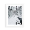 Plakat w ramie 40x50 - Spokój Zimowego Lasu w Górach - zima w lesie, w górach - rama biała